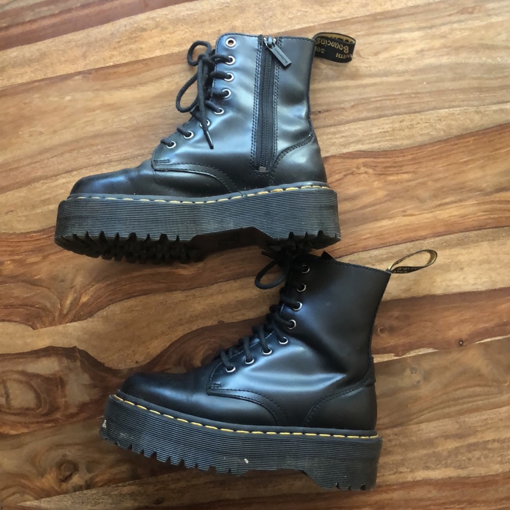 Hardly worn Dr martens Jadon boots. In great condition.